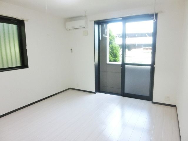 居室・リビング　2面採光で明るいお部屋です