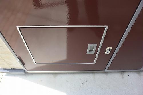 玄関　玄関には宅配ボックスあり。