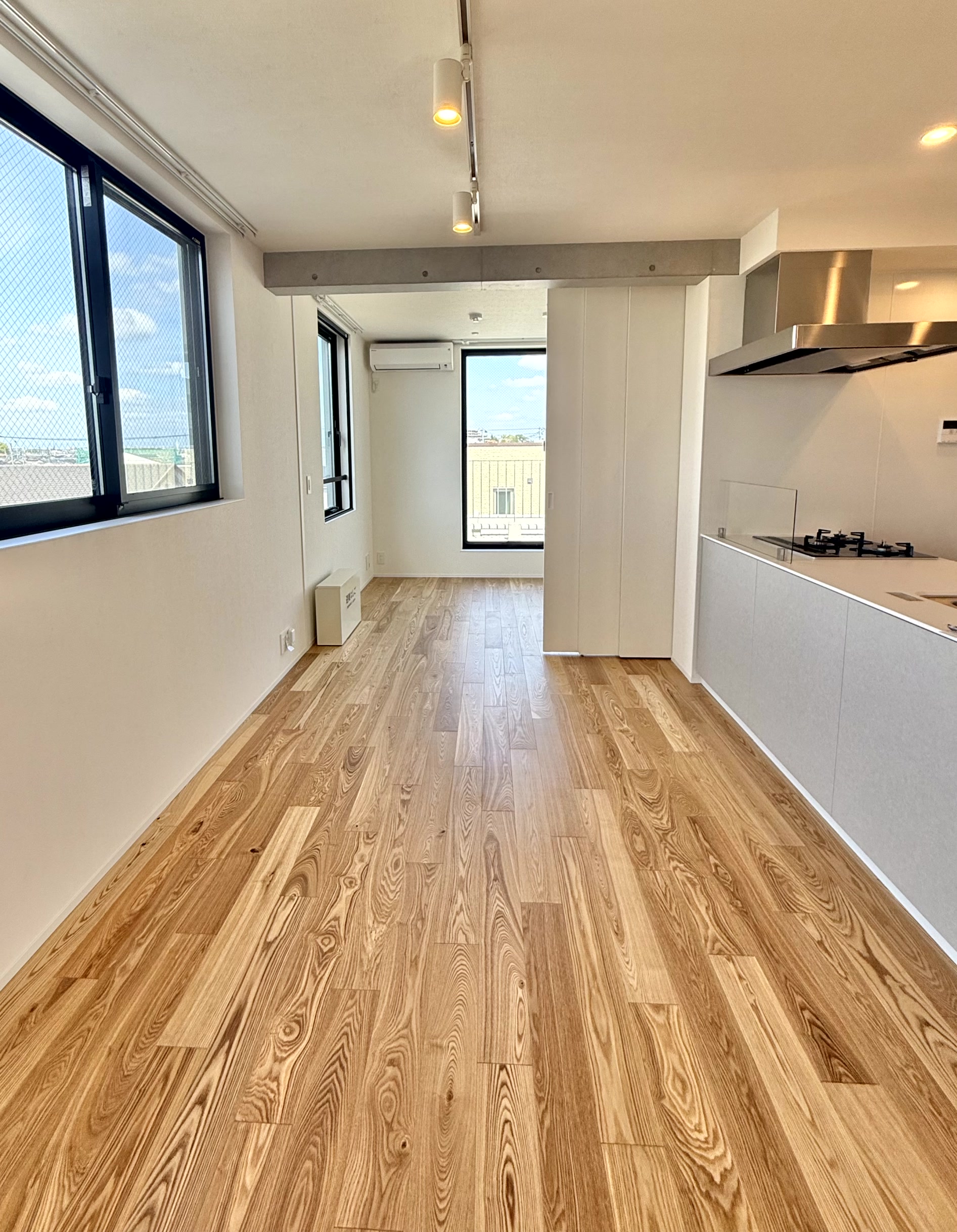 居室・リビング　Wi－Fi 無料、エアコン３台、Low-Eガラス、収納充実！