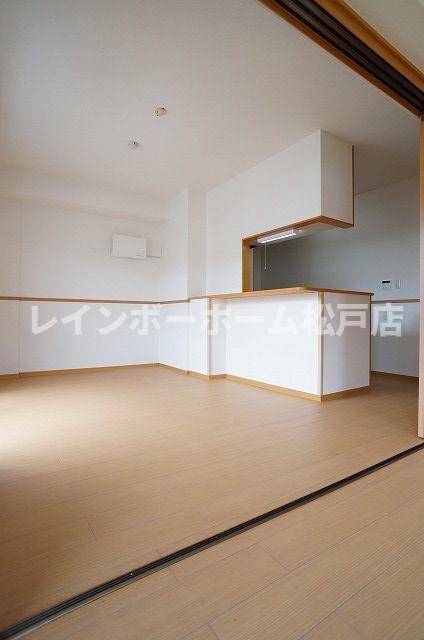 居室・リビング　こちらのリビングで趣味の時間をお楽しみください