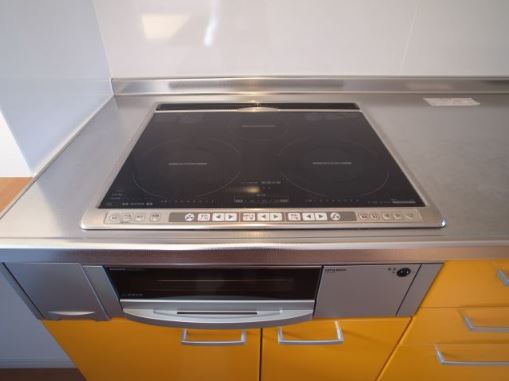 キッチン　キッチン　３口コンロのＩＨクッキングヒーター。掃除もしやすい
