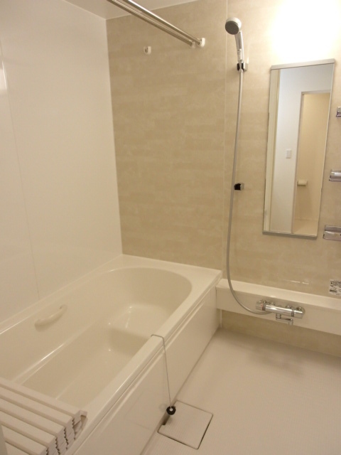 バス・シャワールーム　☆１坪バス：ゆったりと寛げます☆