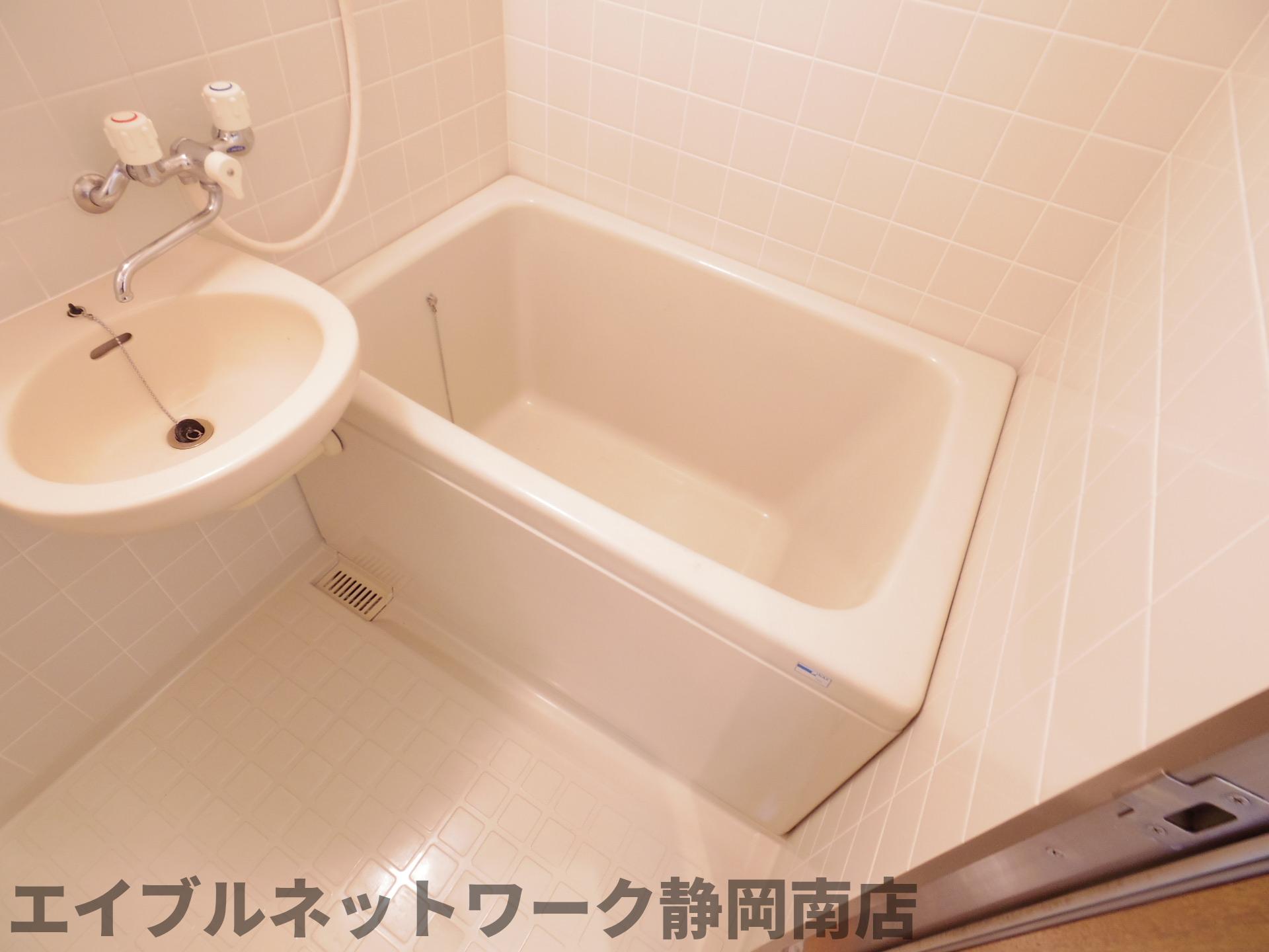 バス・シャワールーム　コンパクトで使いやすいお風呂です