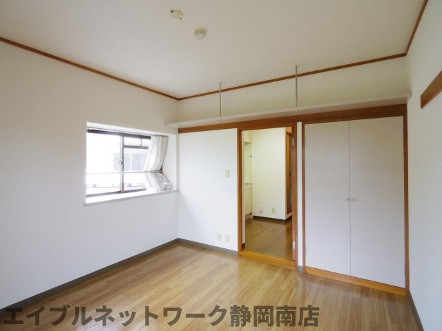 居室・リビング　こちらのリビングで趣味の時間をお楽しみください