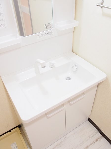 洗面設備　脱衣所スペースもゆったりです。洗面台も受け口大きいので使い勝