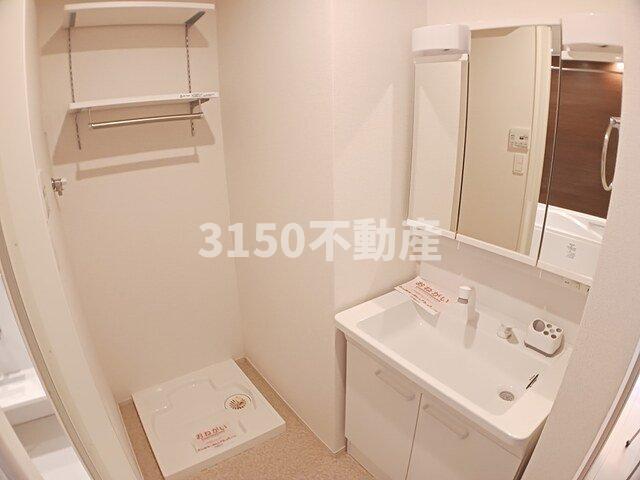 洗面設備　明るい洗面所です