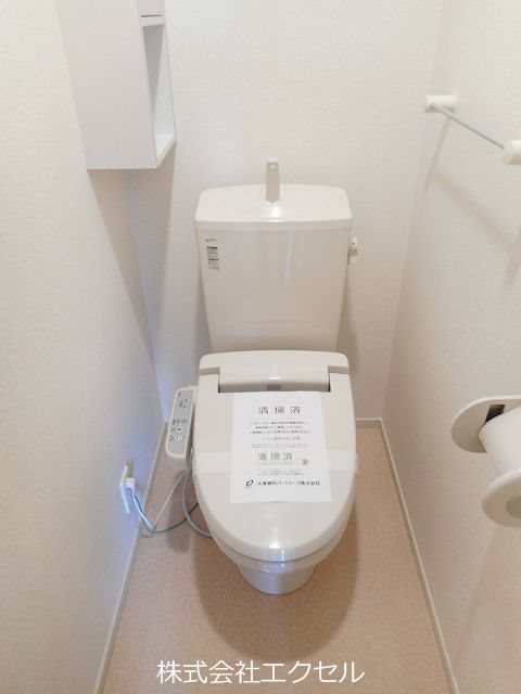 トイレ　温水洗浄便座です。