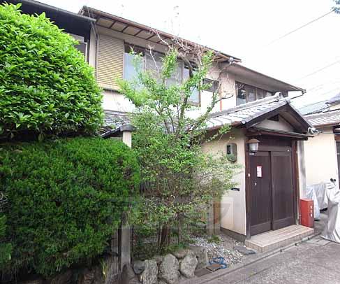 建物外観　植え込みが綺麗です