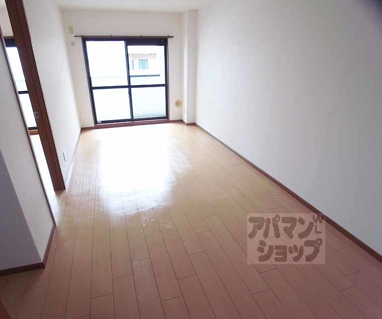 居室・リビング　南向きのリビングです。