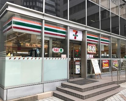 コンビニ　セブンイレブン大阪堺筋本町駅前店（コンビニ）まで194m
