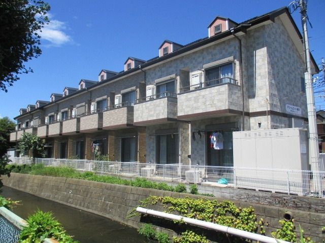 建物外観　～駅まで徒歩１０分の物件～