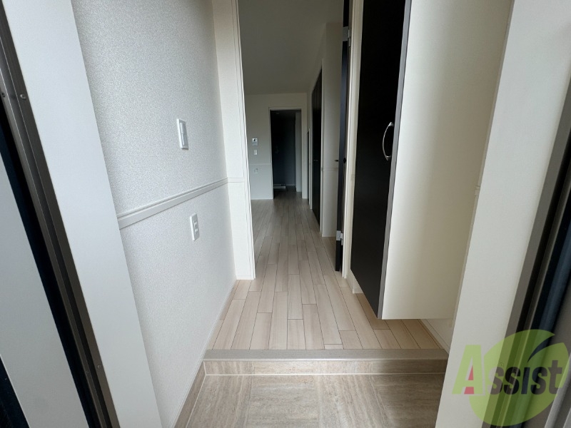 玄関　玄関から撮影しました。明るい印象ですね。