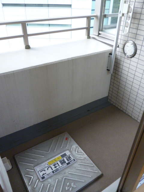 バルコニー　同マンション反転タイプ参照。