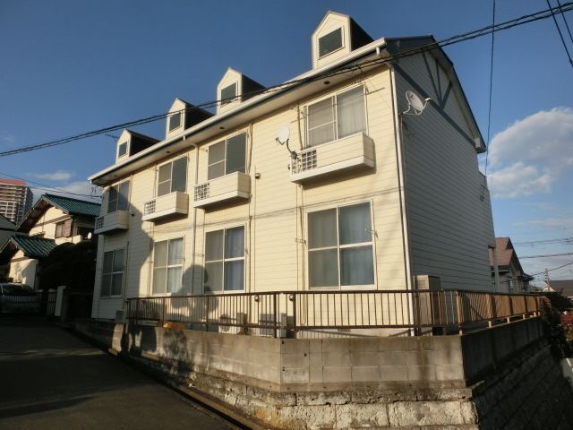 建物外観　前面道路で日当たり良好です