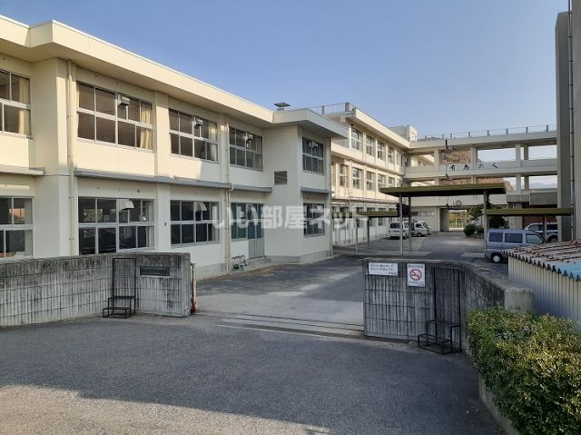 中学校　福山市立幸千中学校（中学校）まで594m