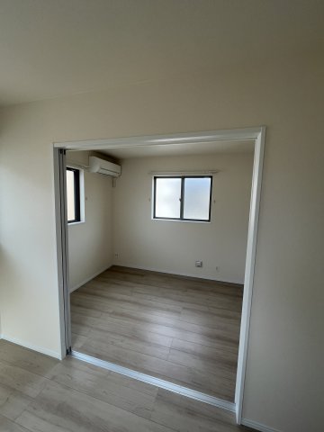 その他　洋室2部屋の間の扉を開放して1室にするレイアウトは、空間をフ