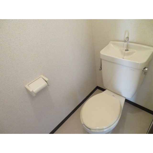 洗面設備　明るい洗面所です