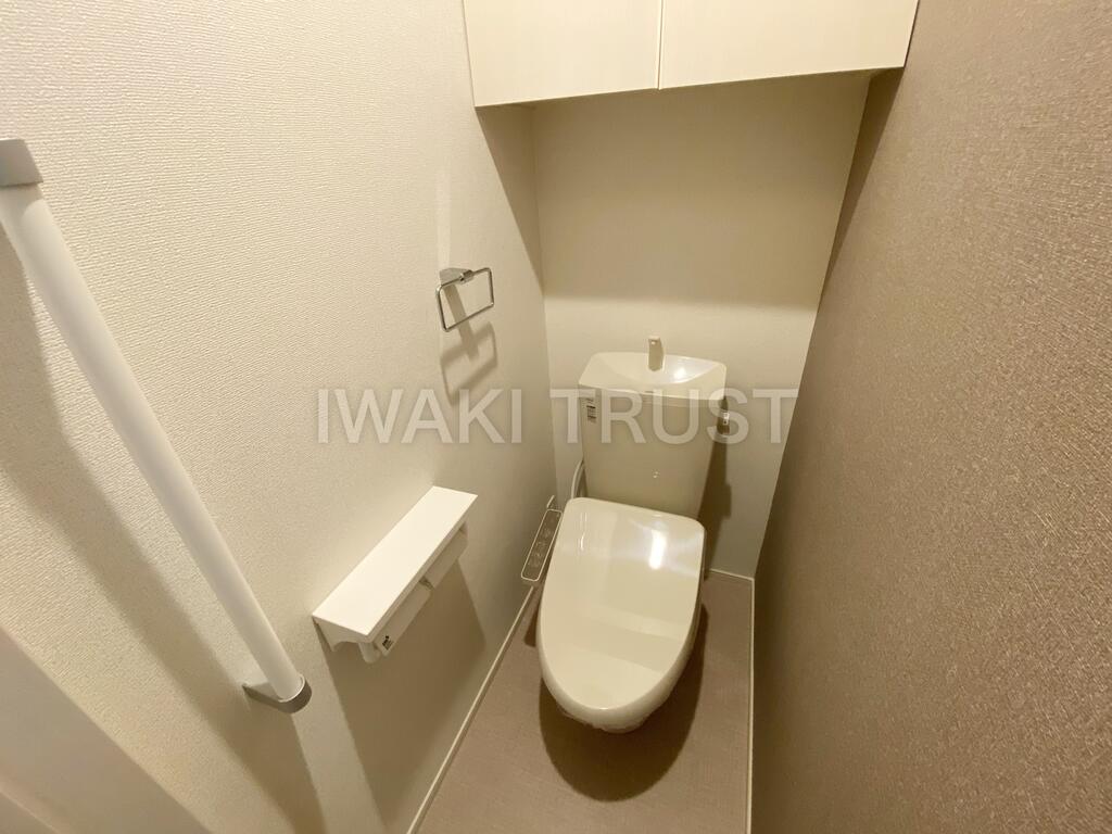 トイレ　トイレはシャワー付き洗浄便座で快適です