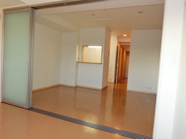 居室・リビング　戸を開けば更に広々としたリビングに