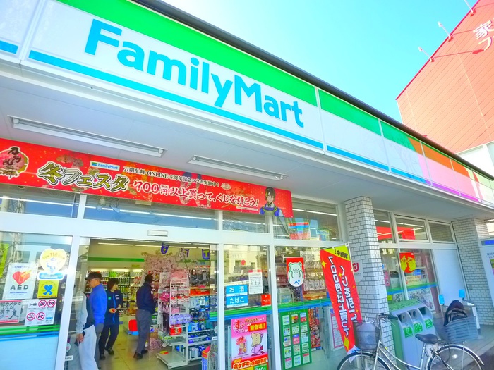 コンビニ　ファミリーマート（コンビニ）まで180m