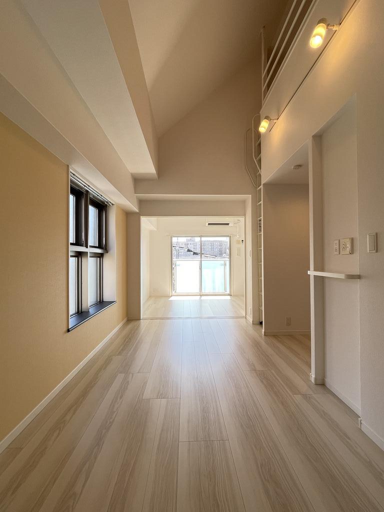 居室・リビング　同建物別部屋