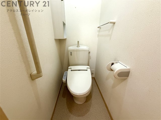 トイレ　温水洗浄便座付きのトイレです♪