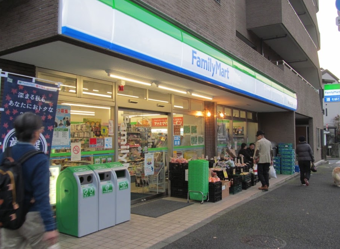 コンビニ　ファミリーマート世田谷北沢四丁目店（コンビニ）まで315m