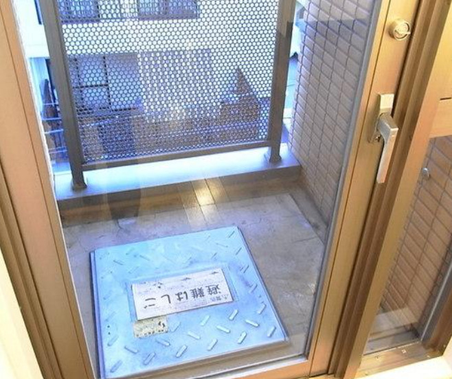 バルコニー　別部屋の画像を使用しております。