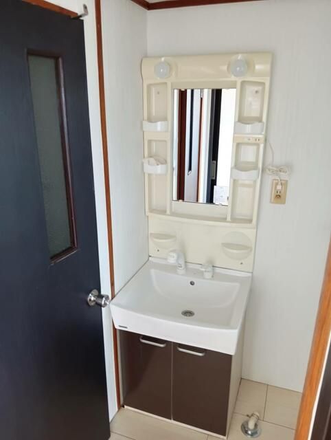 洗面設備　別部屋参考写真です