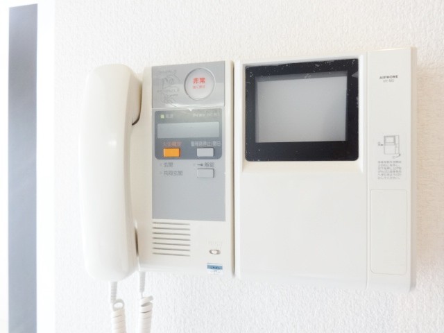 セキュリティ　来客時には相手の確認がモニターで出来ます。