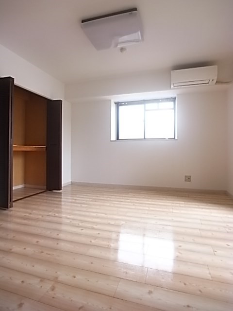 その他部屋・スペース　落ち着いた色調の寝室です