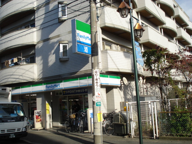 その他　ファミリーマート稲田堤駅前店（その他）まで599m