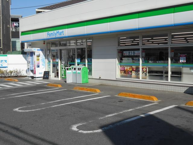 コンビニ　ファミリーマート世田谷中町店（コンビニ）まで364m