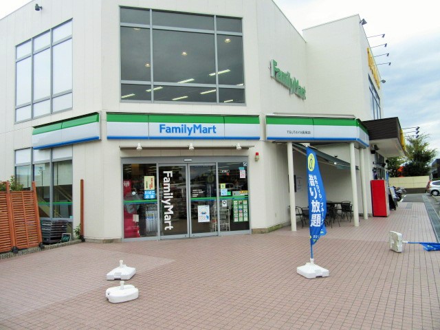 コンビニ　ファミリーマート TSUTAYA長尾(サ)店（コンビニ）まで565m