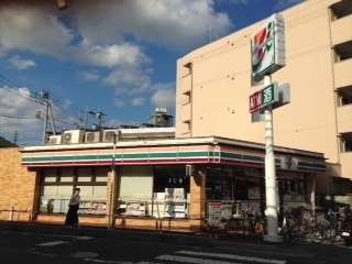 コンビニ　セブンイレブン（コンビニ）まで875m