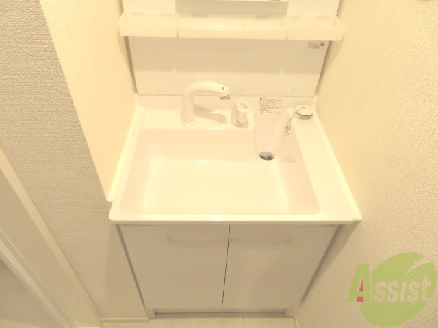 洗面設備　洗面台があるので、朝の準備などに助かります。