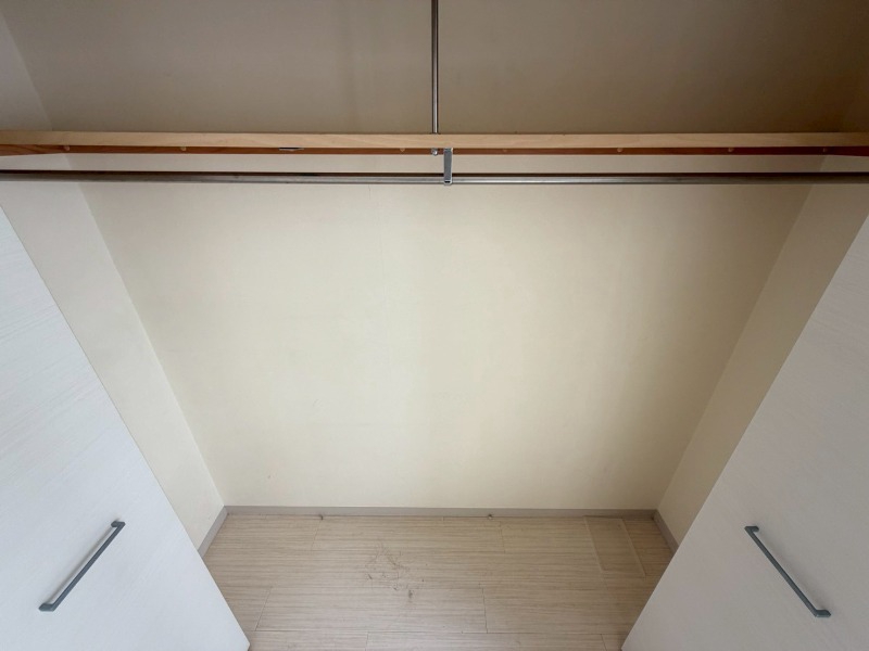 収納　寝室の収納です。部屋がすっきり片付きます。