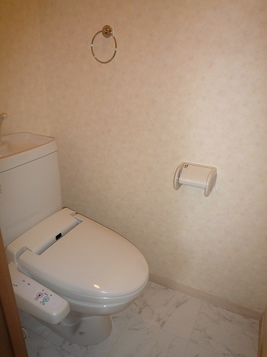 トイレ　別のお部屋の写真になります。現況優先