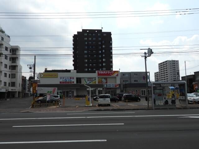 ドラックストア　ツルハドラッグ麻生店（ドラッグストア）まで604m