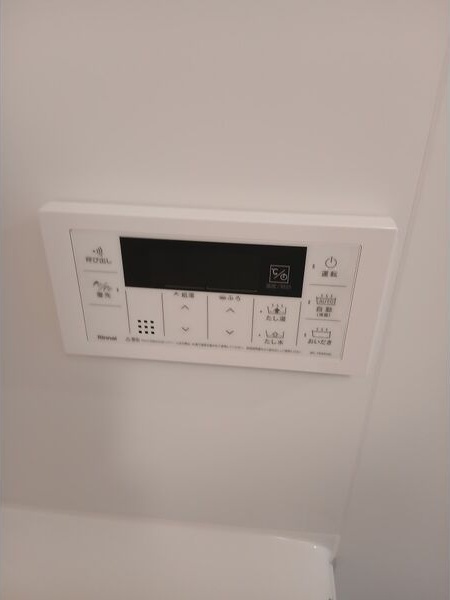 バス・シャワールーム　給湯器の操作パネルが付いています。