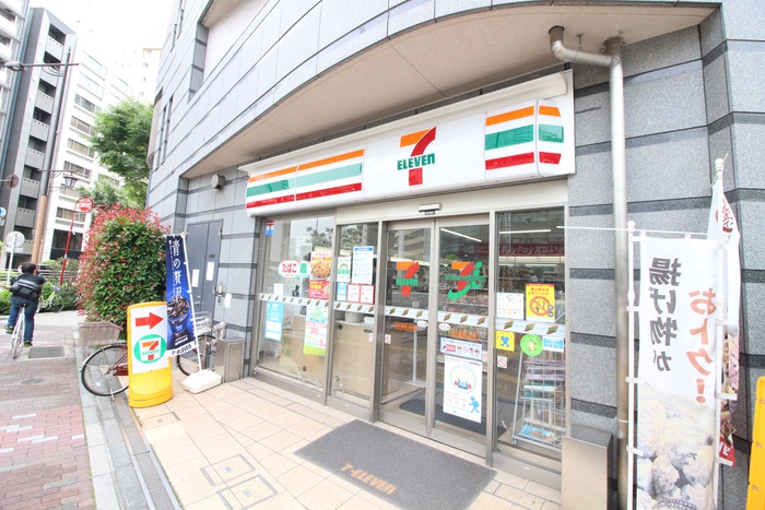 コンビニ　セブンイレブン（コンビニ）まで131m