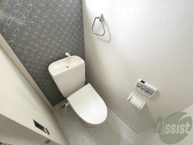 トイレ　トイレも壁紙をこだわっています。ウォシュレットタイプ！