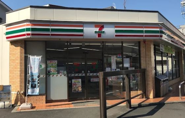 コンビニ　セブンイレブン横浜大口駅前店（コンビニ）まで94m