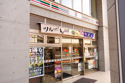 コンビニ　セブンイレブン 足立五反野駅前店（コンビニ）まで950m