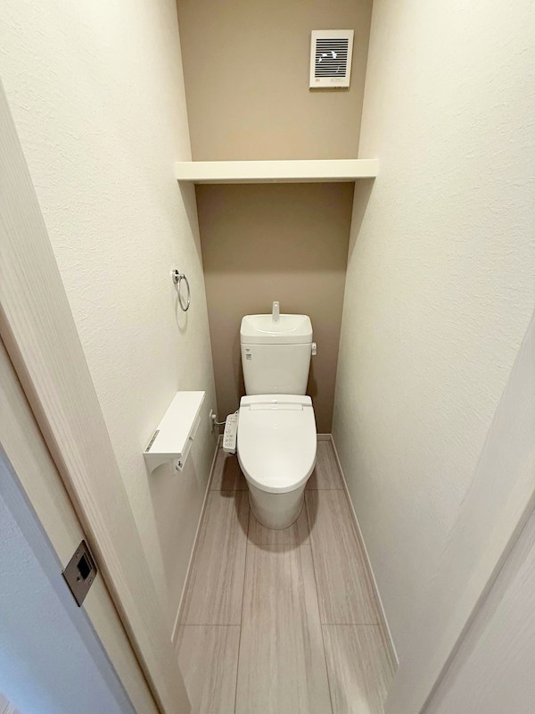 トイレ　２連紙巻器付♪温水洗浄便座です