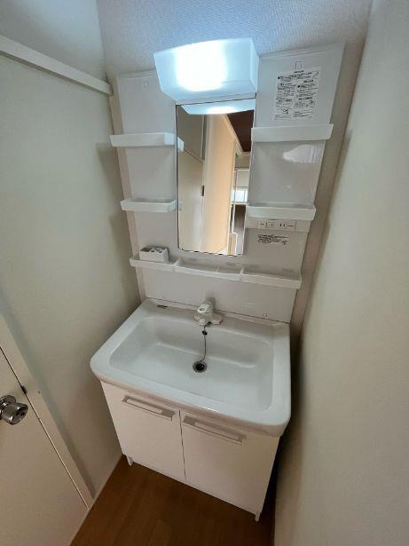洗面設備　トイレの手前のスペースが活用されています