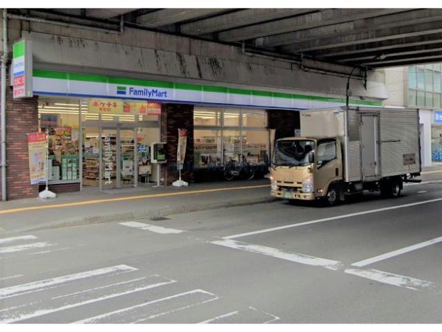 コンビニ　ファミリーマート札幌駅西口店（コンビニ）まで140m