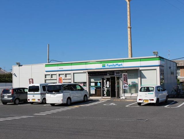 コンビニ　ファミリーマート高田市場店（コンビニ）まで935m