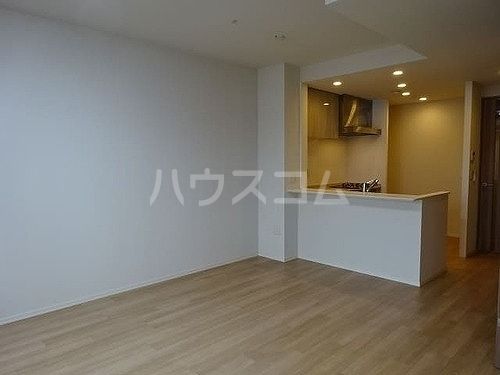 ジオ天六ツインタワーズWEST棟の居間写真