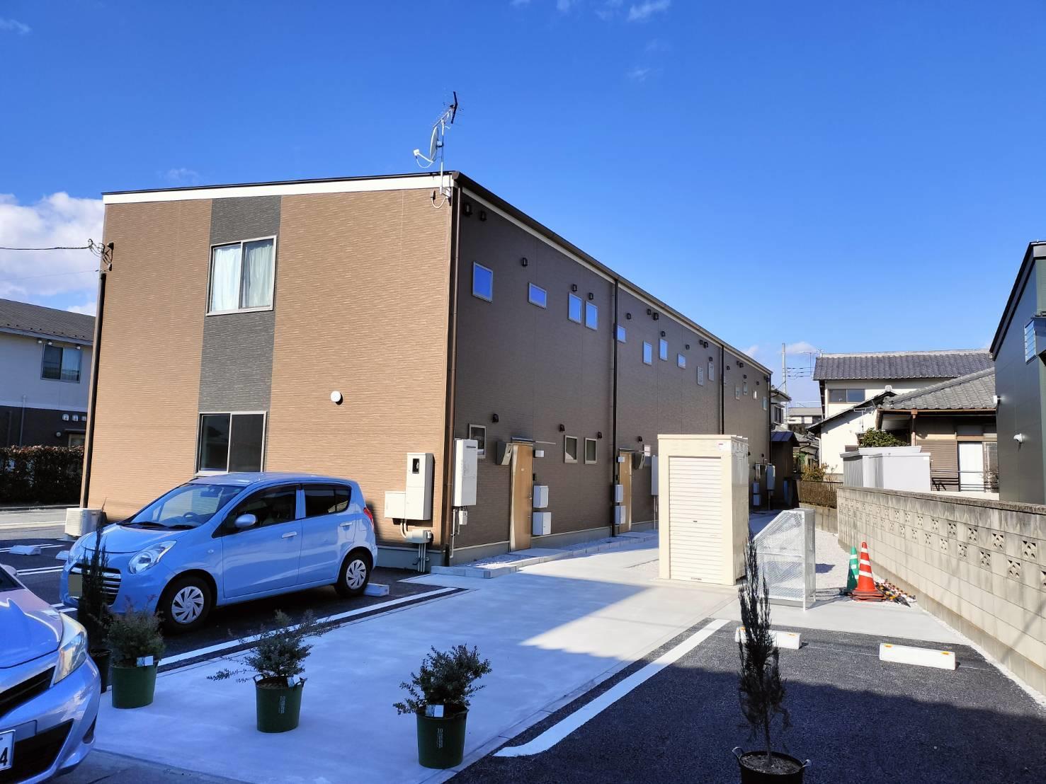 エントランス　玄関ドアのある、建物東側からみたお写真です(^^♪